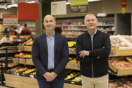 Carlos García, director de Marketing y Comunicación de HiperDino, y Omar Hernández, concejal de Deportes del Ayuntamiento de El Paso.