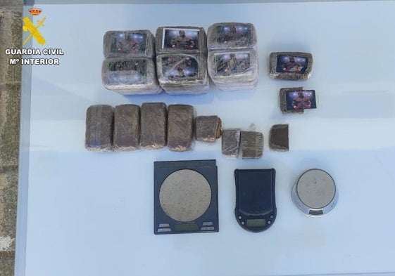 Imagen de los 3.450 gramos de hachís, las balanzas de precisión y los utensilios para preparar las dosis incautados.
