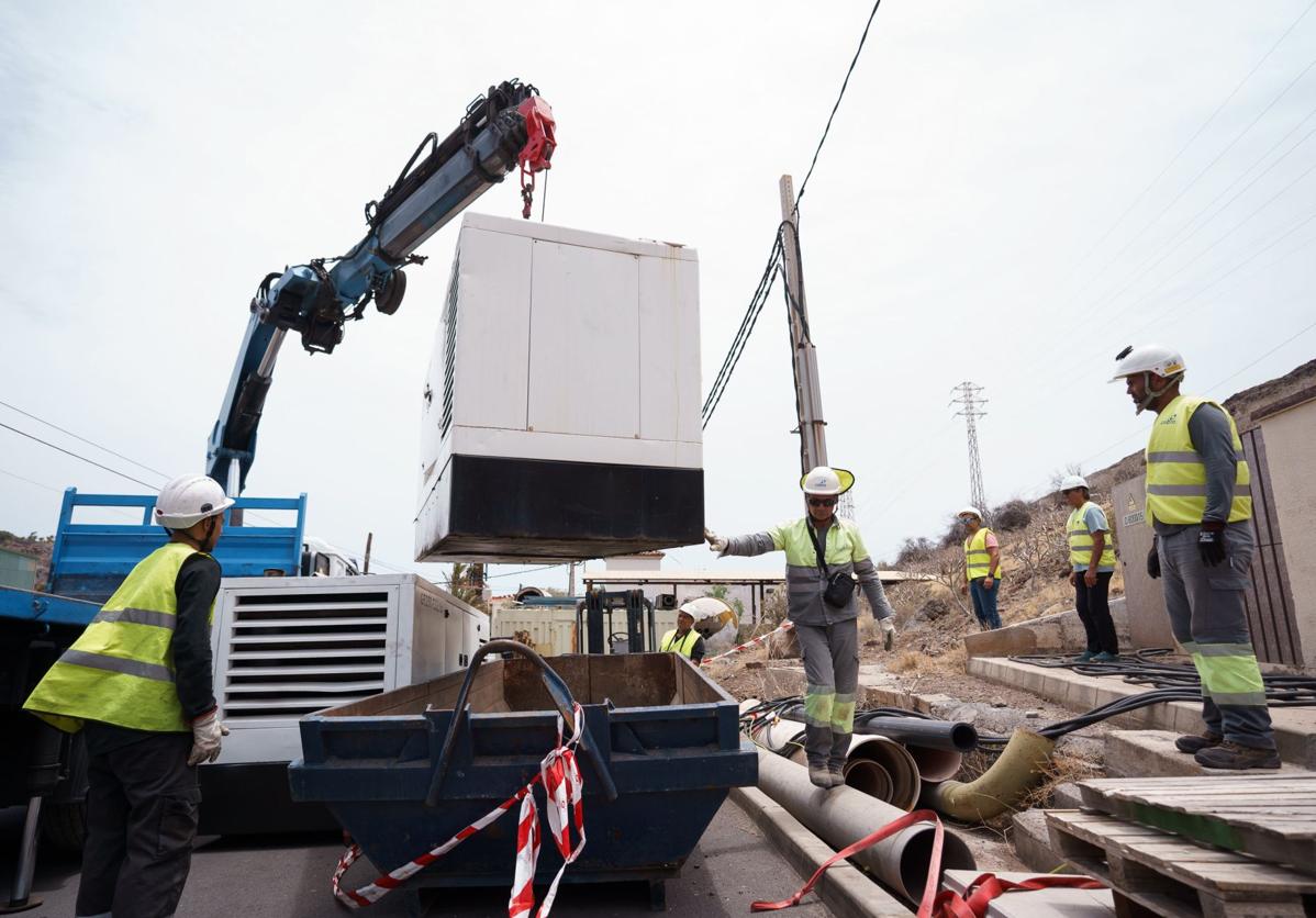 Imagen de archivo de operarios de Endesa trabajando en la descarga de un grupo electrógeno en La Gomera.