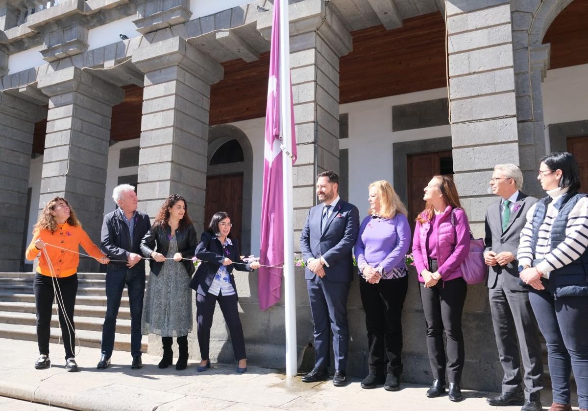 Izado de la bandera feminista en las Casas Consistoriales.