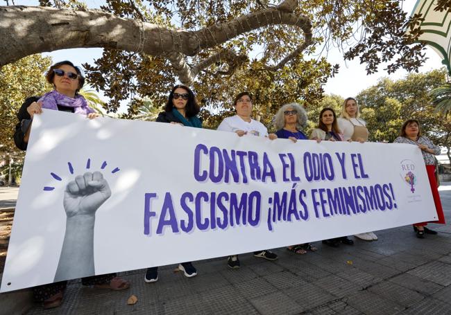La Red Feminista de Gran Canaria posando con su pancarta para la manifestación de este sábado.