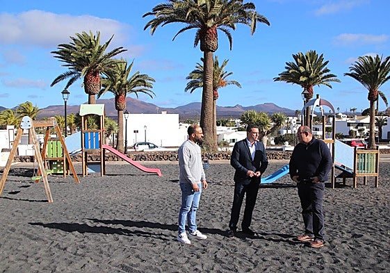 Autoridades de Yaiza en el parque sureño a remodelar.