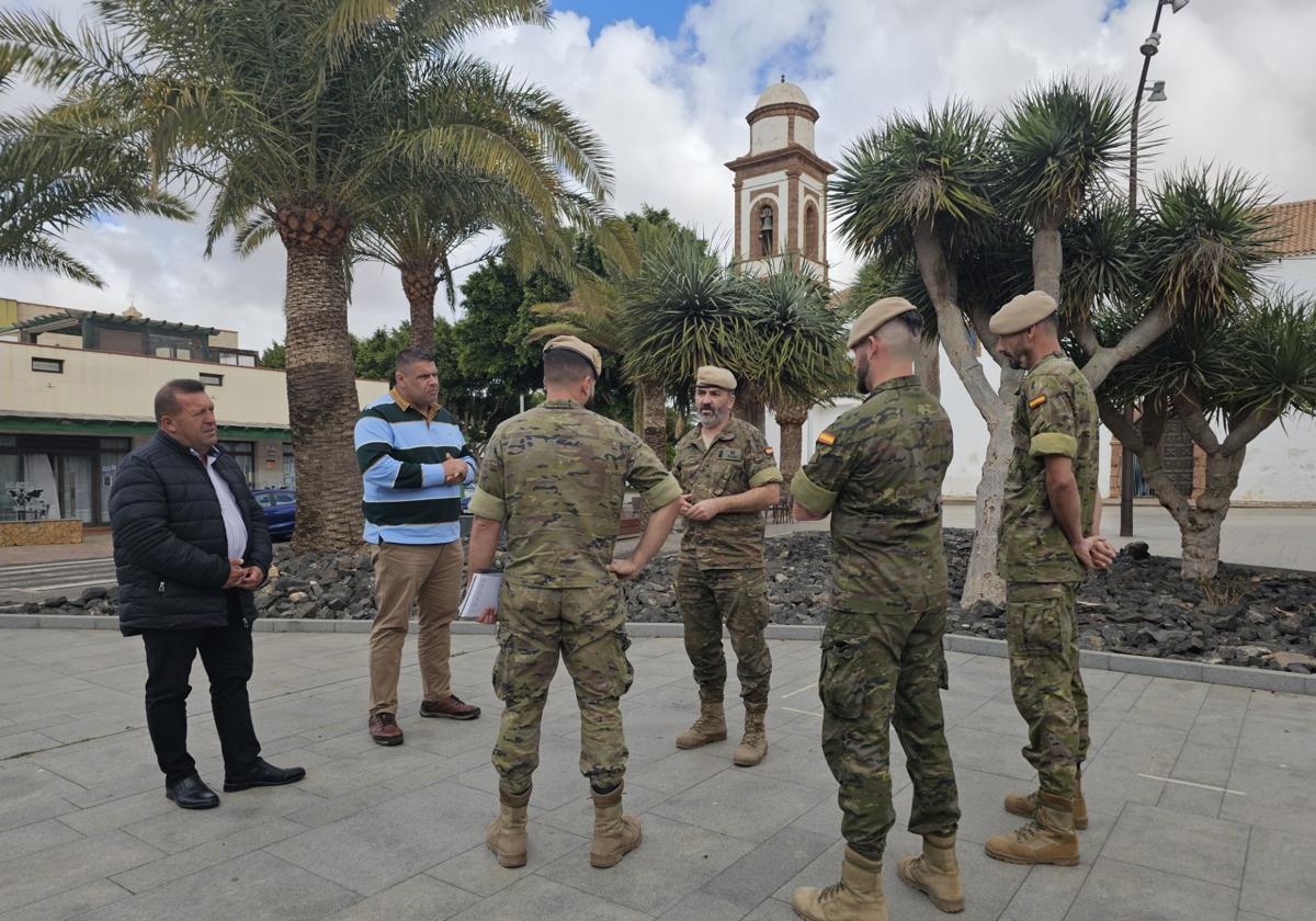 El alcalde Matías Peña, con los militares organizadores del acto del arriado de bandera, en la misma plaza de la iglesia donde se llevará a cabo.