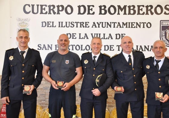Los cuatro bomberos que recibieron este sábado la distinción: Loreto, Armas, Coruña y Mejías con su jefe, José Felipe Santana.