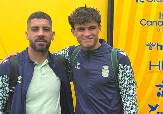 Álex Suárez y Stefan Bajcetic, este sábado, en la salida de la expedición de la UD a Sevilla.