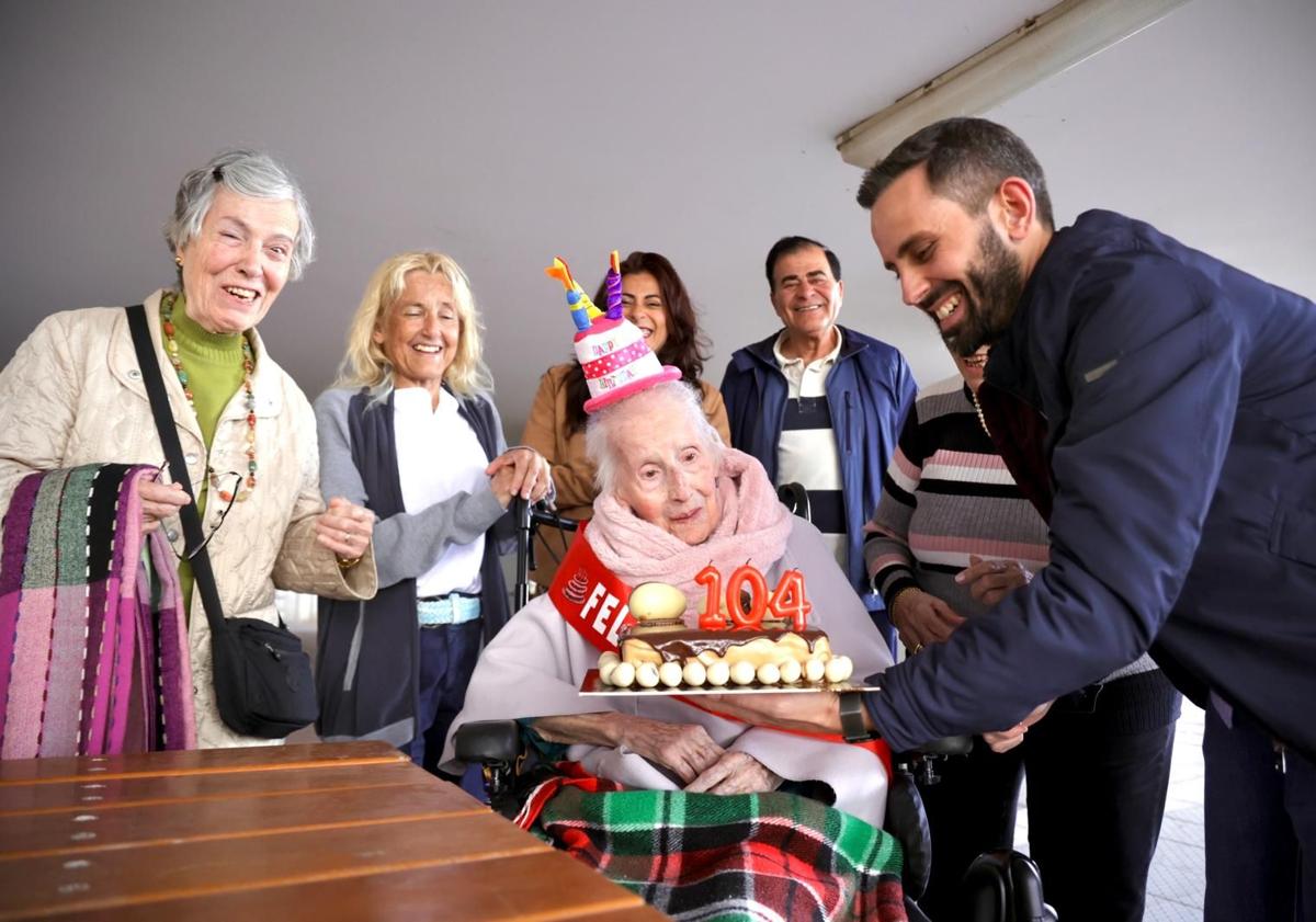 Imagen principal - Los 104 años de Laura Sánchez Pérez