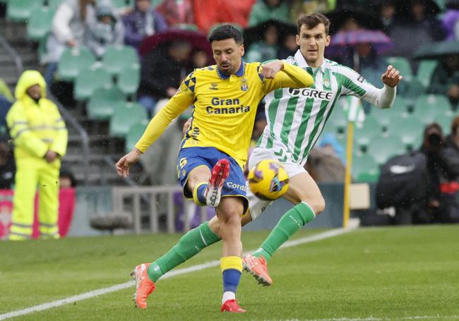 Javi Muñoz, en una jugada de la primera mitad.