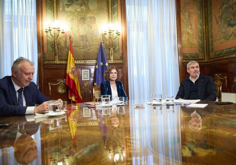 Reunión este lunes entre la ministra de Hacienda, María Jesús Montero, con el presidente de Canarias, Fernando Clavijo. Al encuentro también se unió el ministro de Política Territorial, Ángel Víctor Torres.