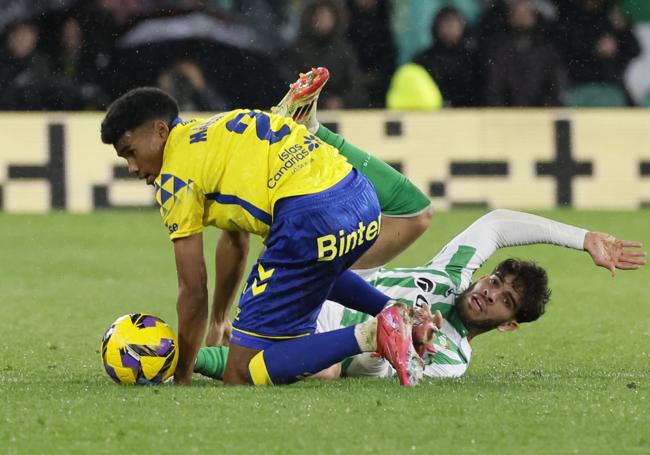 Marvin, por los suelos con Abde, en el encuentro del domingo en el Villamarín.