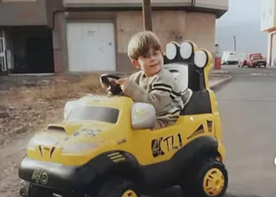 Imagen subida por Ithaisa Suárez en Instagram de Yéremi jugando con un coche de juguetes.
