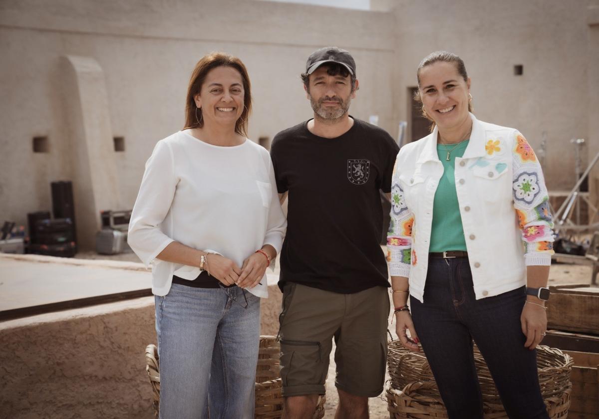 Rodrigo Sorogoyen, director de 'El ser querido', con la presidenta Lola García y la consejera Nereida Calero.