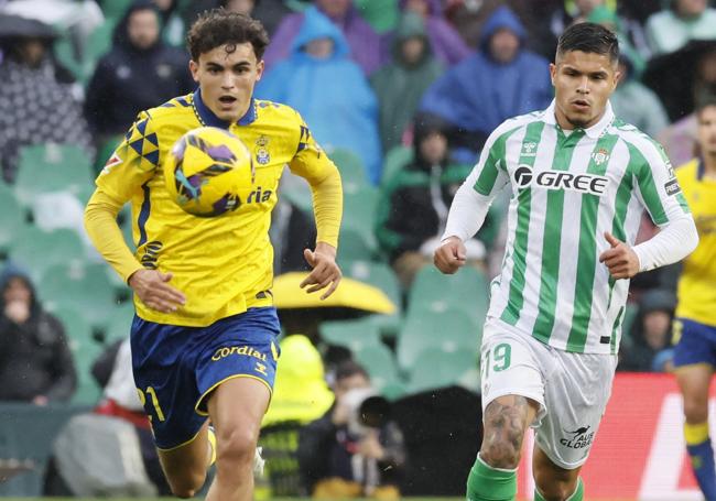 Bajcetic persigue el balón con Cucho, en el partido del pasado domingo.