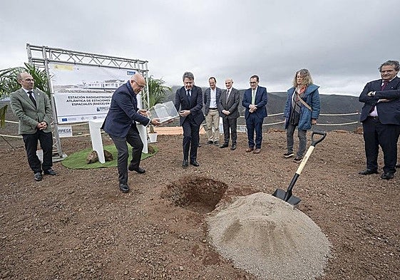 El presidente del Cabildo, Antonio Morales, y el secretario de Estado de de Transportes y Movilidad Sostenible, José Antonio Santano, durante el acto de colocación de la primera piedra.