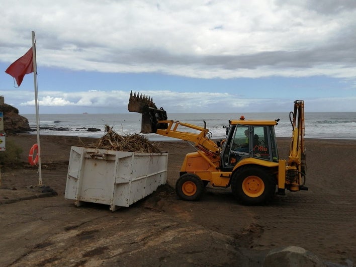 Imagen de este martes de la recogida de residuos en Playa del Hombre.