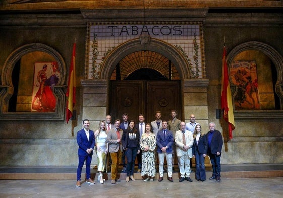 Foto de familia durante la presentación de esta producción de 'Carmen', que estrena la asociación Amigos Canarios de la Ópera.