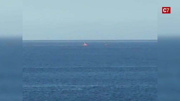 Un barco se incendia frente a la costa de Telde