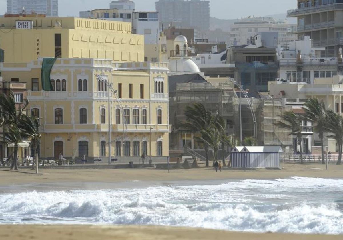 Viento y oleaje en la playa de Las Canteras.