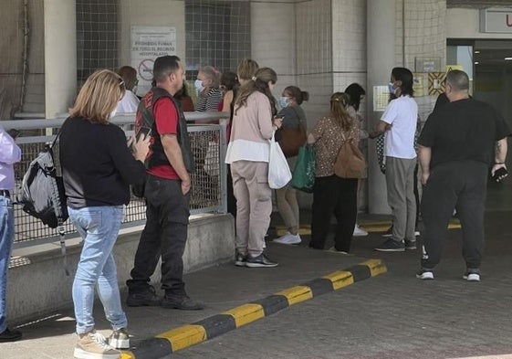 Imagen de archivo de familiares esperando en Urgencias del Insular.