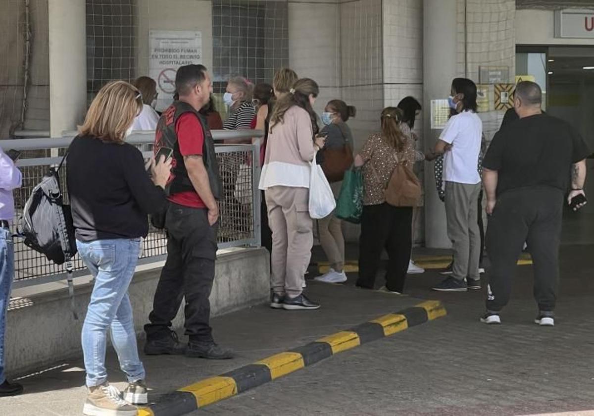 Imagen de archivo de familiares esperando en Urgencias del Insular.