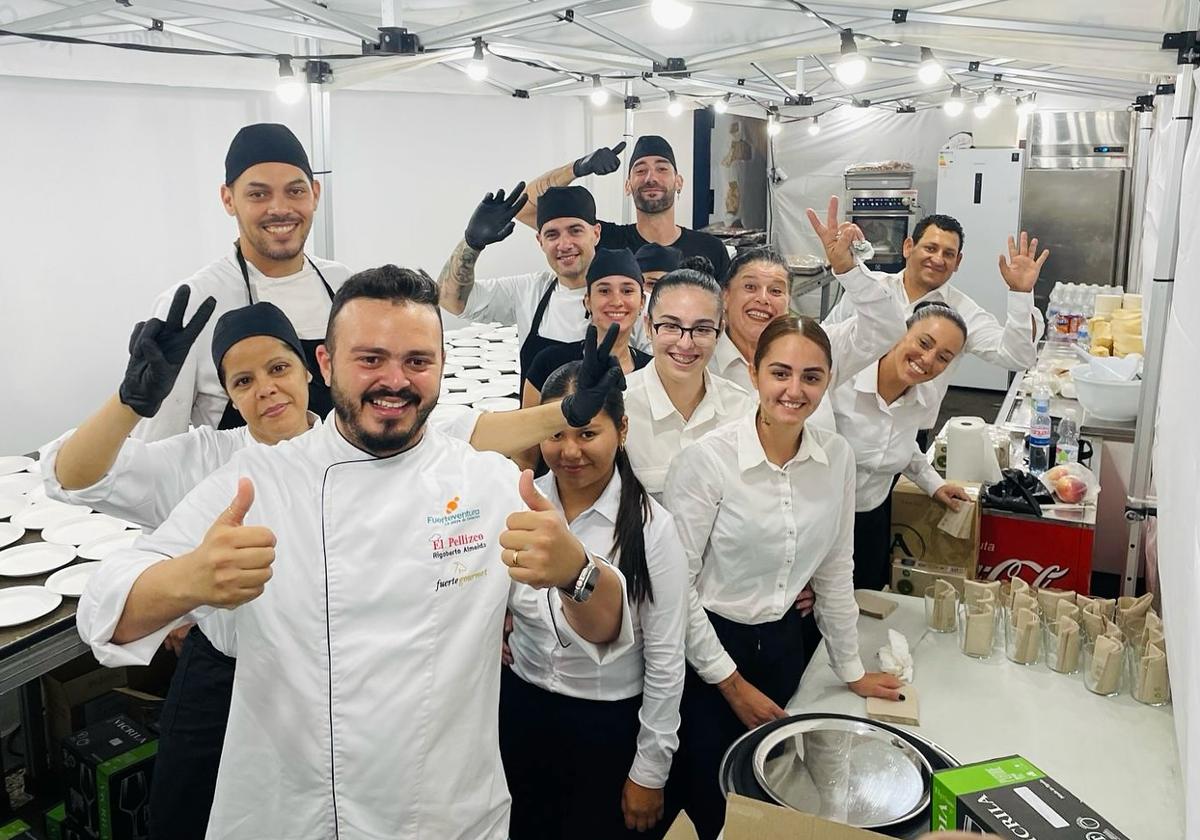 El chef canario-cubano Rigoberto Almeida, con su equipo.