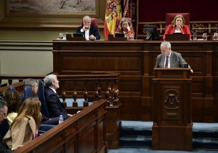 El portavoz socialista, Sebastián Franquis, se dirige a Clavijo durante su turno de palabra