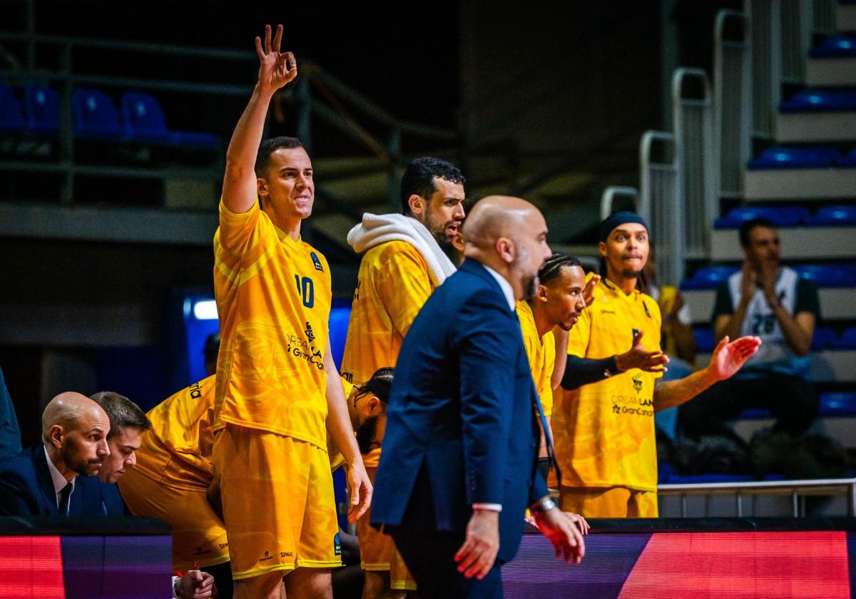 El banquillo del Gran Canaria, con Miquel Salvó en primer término, celebra una canasta en el duelo contra el Hapoel Jerusalén en Belgrado.