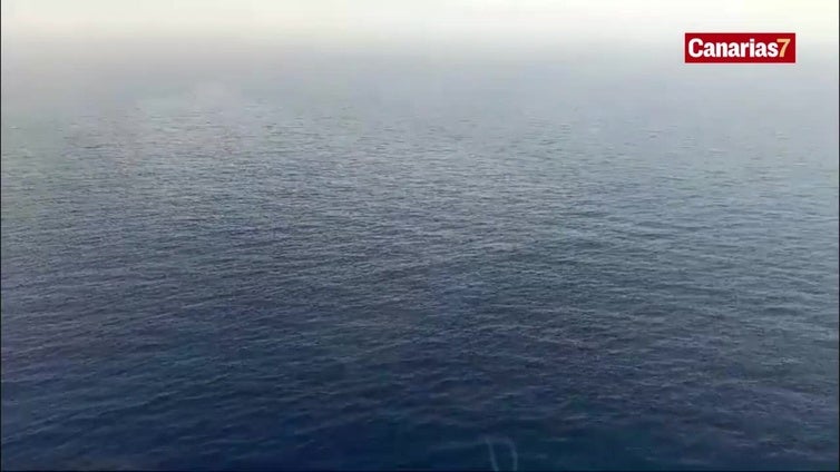 La mancha de gasoil se aleja de la costa de Gran Canaria