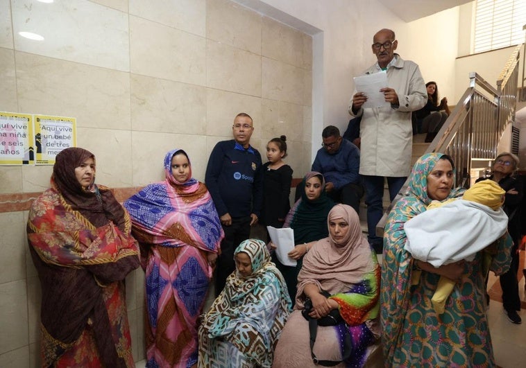 Imagen de varias de las familias afectadas en la interior del edificio.