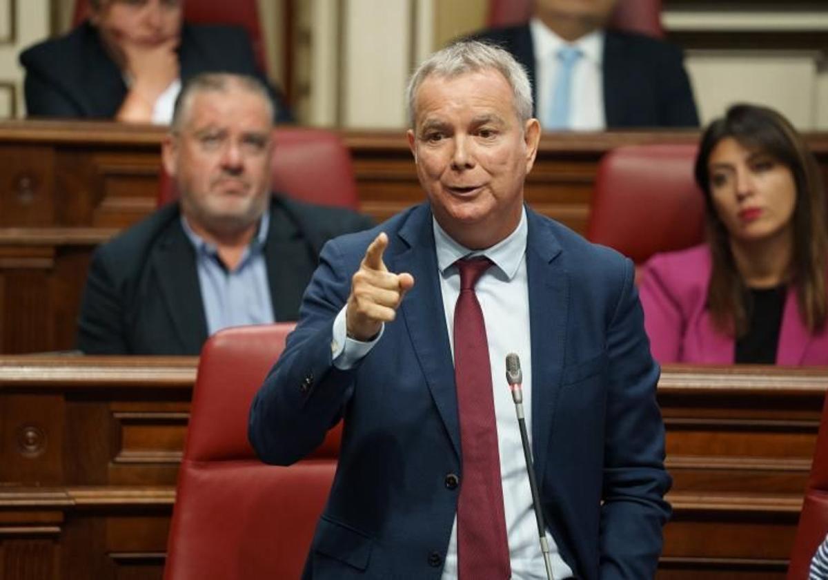 El portavoz del PSOE, Sebastián Franquis, durante una intervención en el Parlamento.