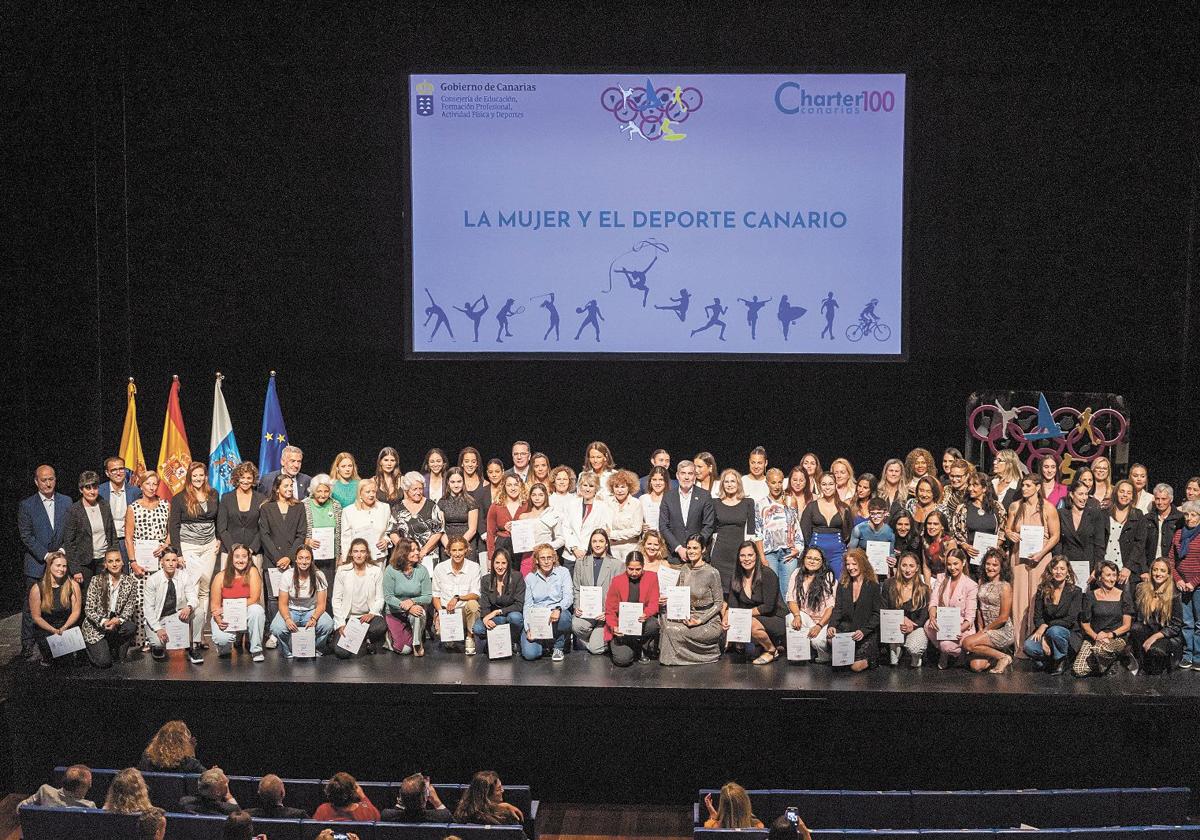 La II Gala de la Mujer y el Deporte Canario premia a una treintena de referentes que impulsan el deporte femenino en el archipiélago