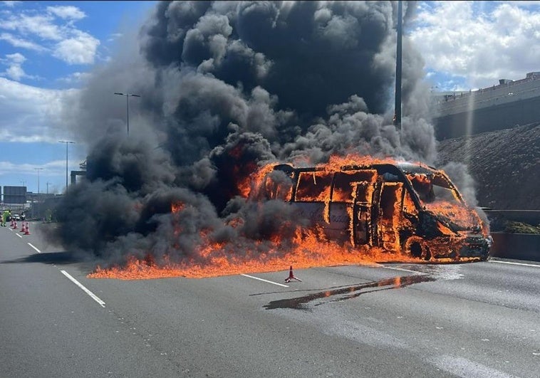 Imagen de la aparatosa humareda generada por las llamas de vehículo incendiado en la GC-1.