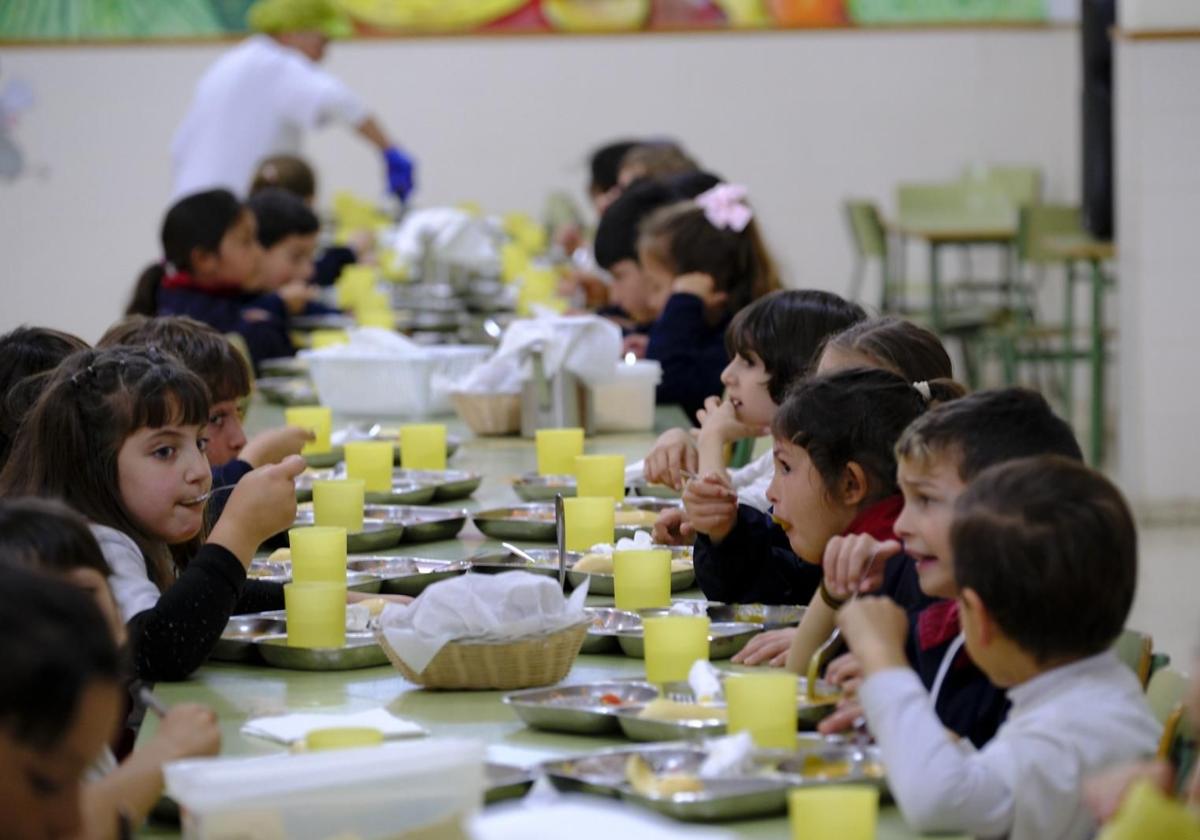 Comensales del ecocomedor del colegio público Salvador Manrique de Lara degustan el menú del martes.