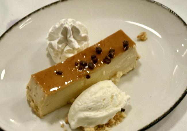 Flan cremoso 'Manuela Jimena' con chantilly y su helado'.