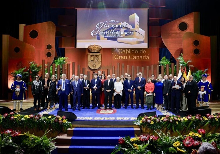 Foto de familia de dirigentes del Cabildo y personas y entidades distinguidas este viernes.