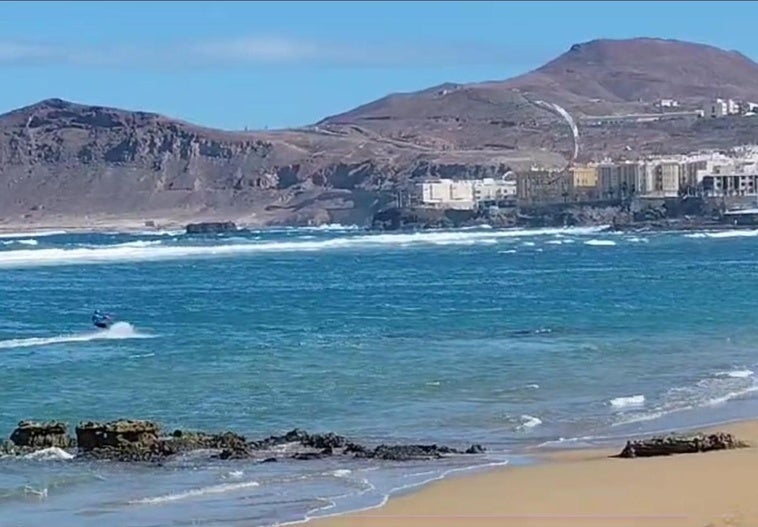 Imagen del kitesurfista en plena acción en Las Canteras.