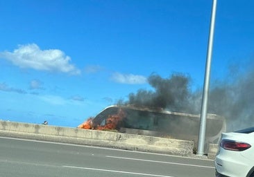 Arde una microguagua en la GC-1 a la entrada de la capital