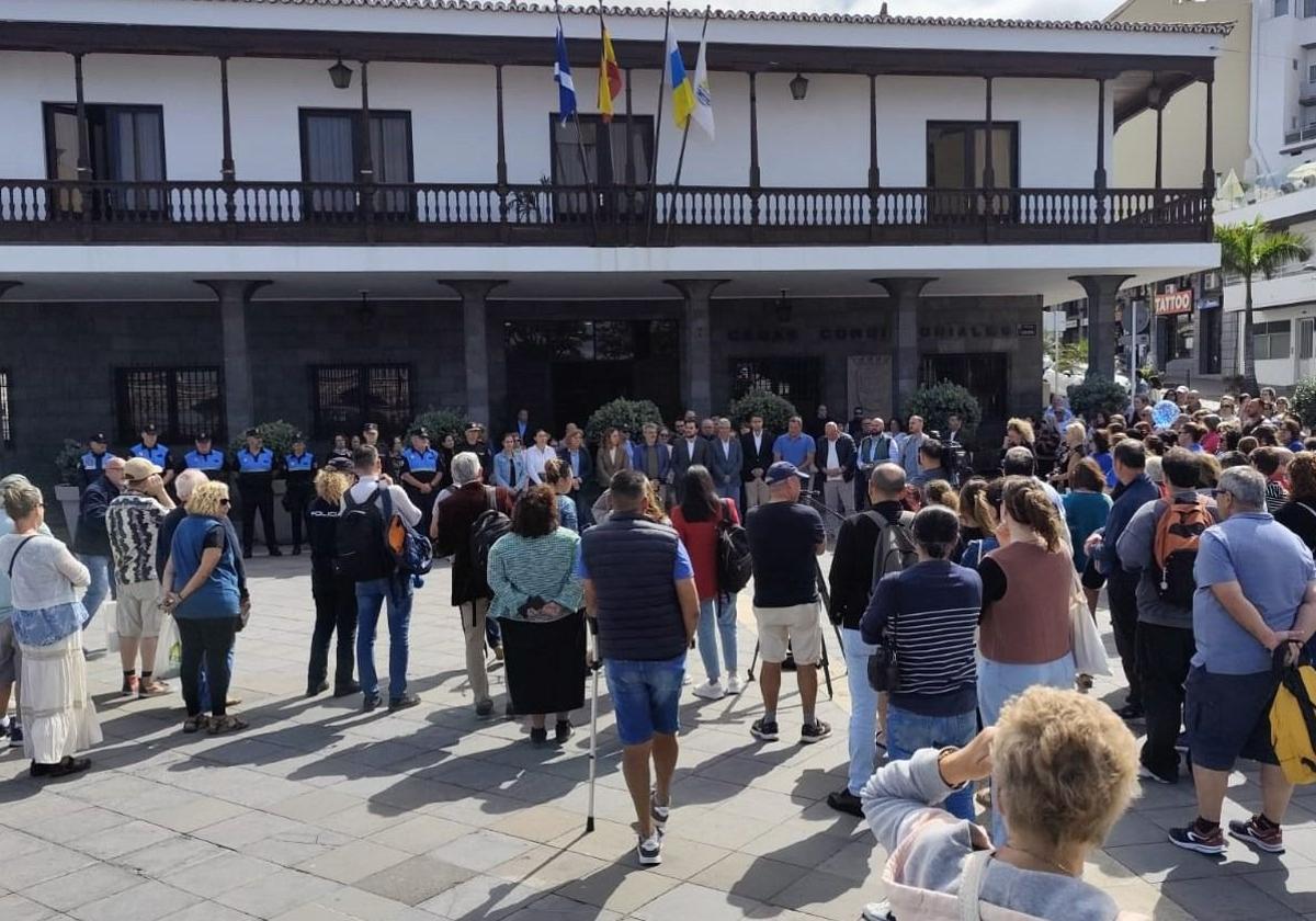 Minuto de silencio por la pequeña Lucía frente al Ayuntamiento de Puerto de la Cruz.