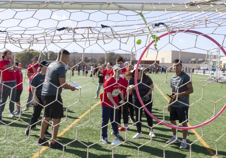 Actividad de coordinación con pelotas de pequeño tamaño.