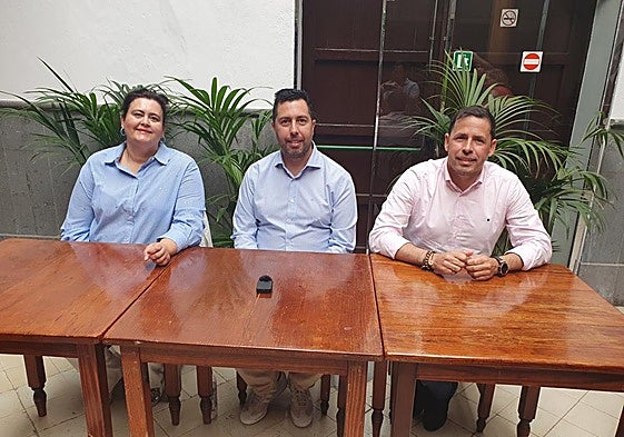 Celeste López (NC), Alejandro Ramos (PSOE) y Héctor Suárez (CC), firmantes del escrito.