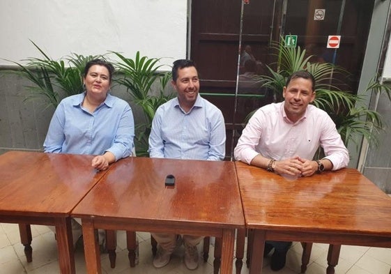 Desde la izquierda, Celeste López (NC), Alejandro Ramos (PSOE) y Héctor Suárez (CC).