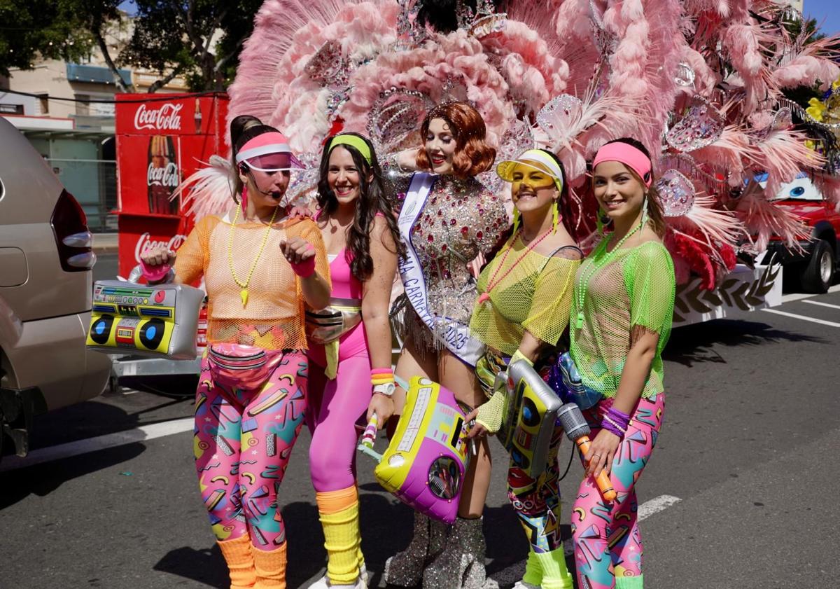 Imagen principal - La cabalgata del carnaval de Las Palmas de Gran Canaria fue una carrera de obstáculos