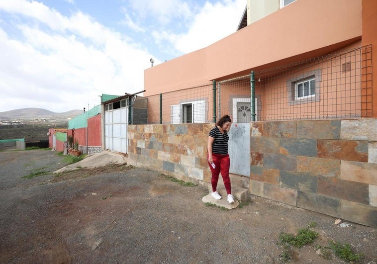 Su única entrada. Verónica, hija de uno de los hermanos, en la casa de sus padres, con los que convive.