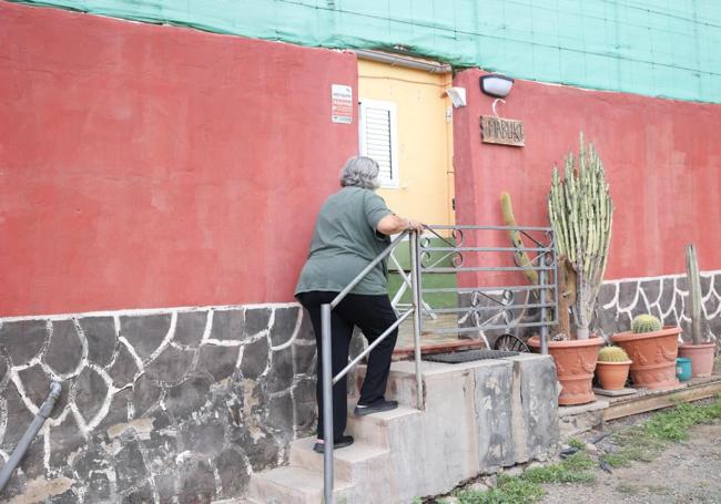 Rosa se habilitó una escalera para acceder a su casa, la más nueva de las tres afectadas, de hace unos 15 años.