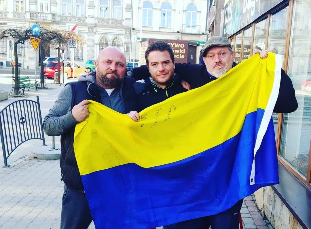 Imagen secundaria 1 - Distintas secuencias de reportajes, entre testimonios de ciudadanos ucranianos, periodistas internacionales junto a Omar portando la bandera ucraniana y un piano desvencijado amenizando a los ciudadanos que huían de la guerra.