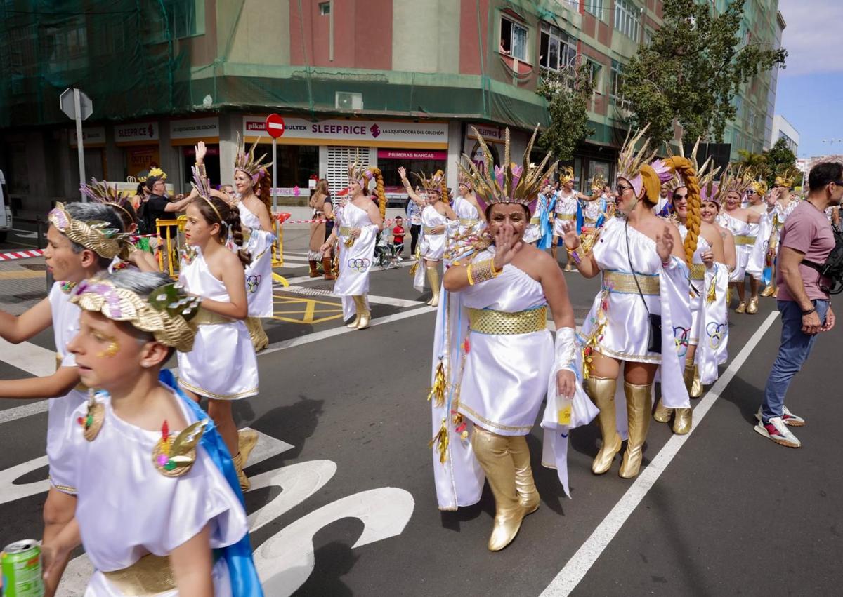 Imagen secundaria 1 - La cabalgata del carnaval de Las Palmas de Gran Canaria fue una carrera de obstáculos