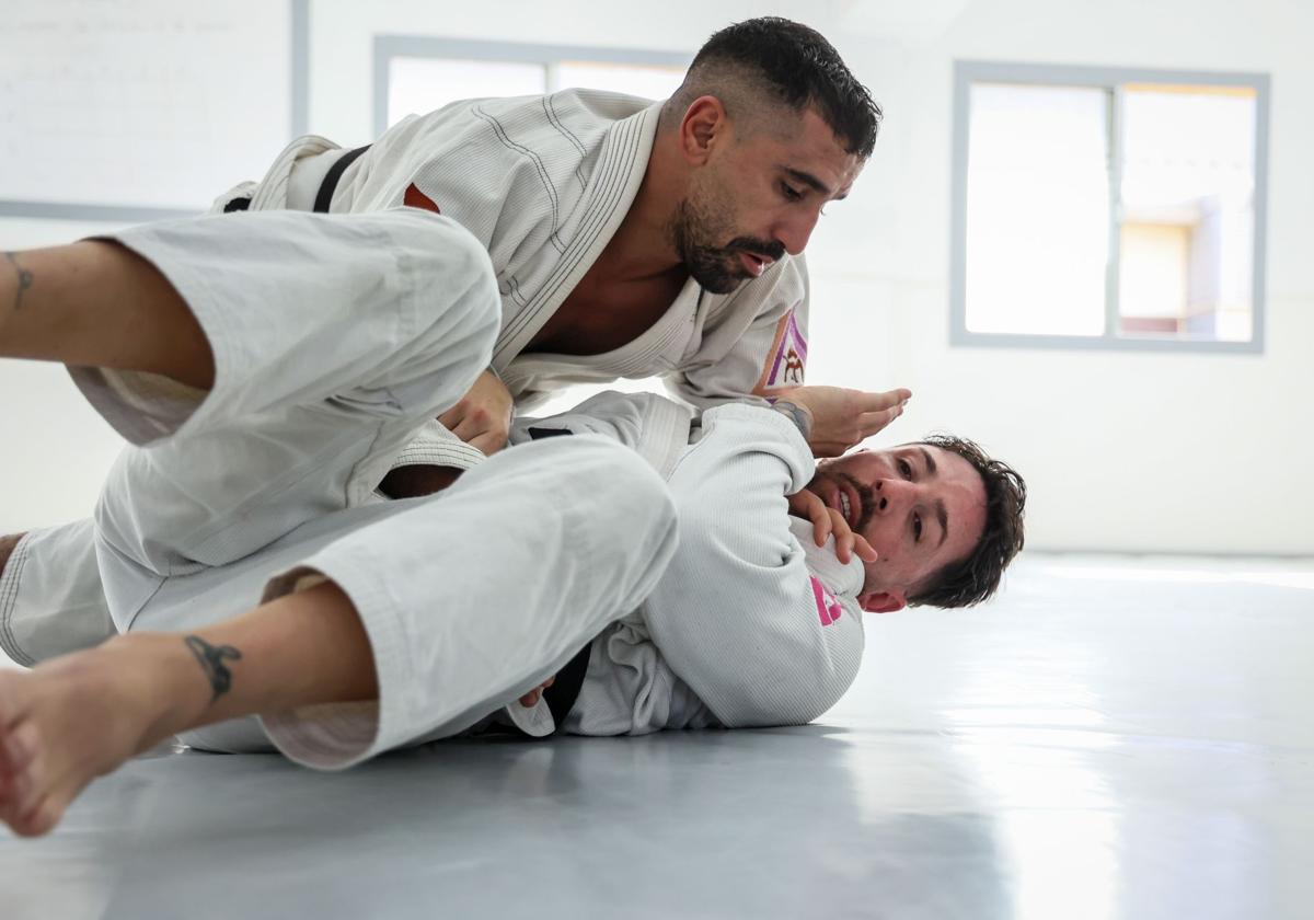 Rachid, sobre un compañero y practicando técnicas en una sesión de entrenamiento.