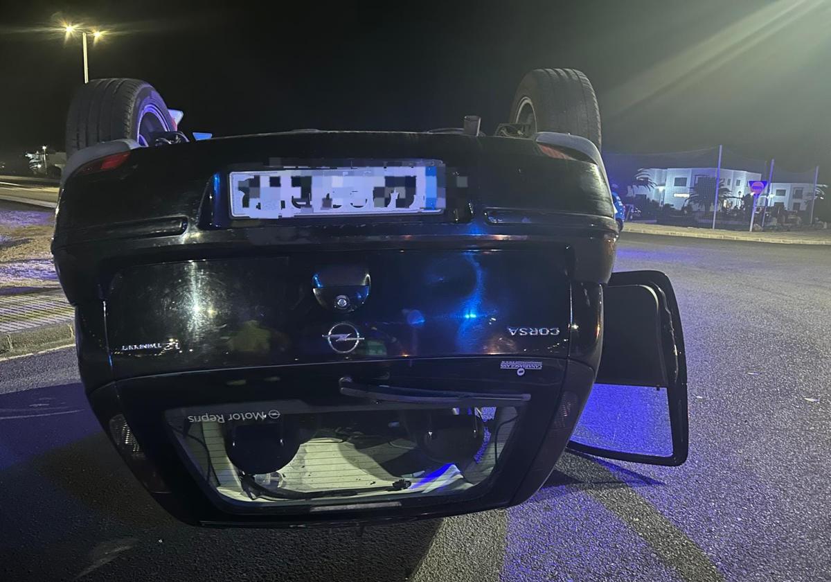 Imagen del coche que volcó en Playa Blanca.