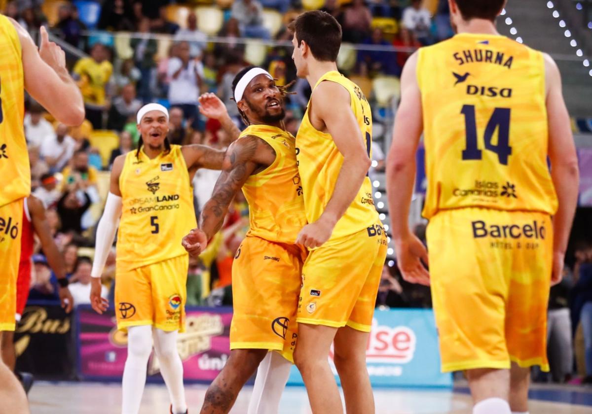 Andrew Albicy y Nicolás Brussino celebran por todo lo alto el triple decisivo del director de juego francés contra el BAXI Manresa.