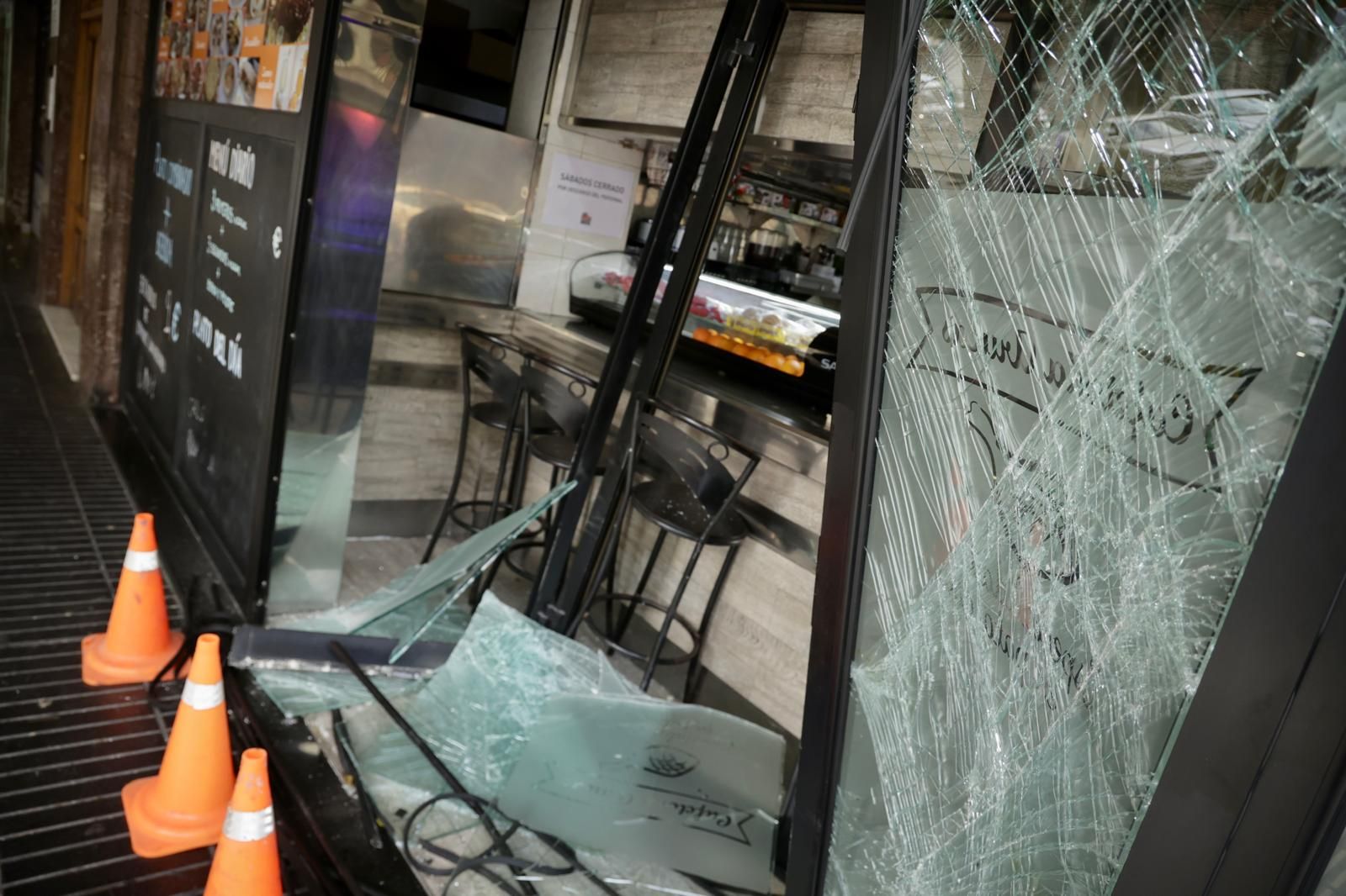 Así quedó una cafetería en la capital grancanaria tras el intento de robo con alunizaje