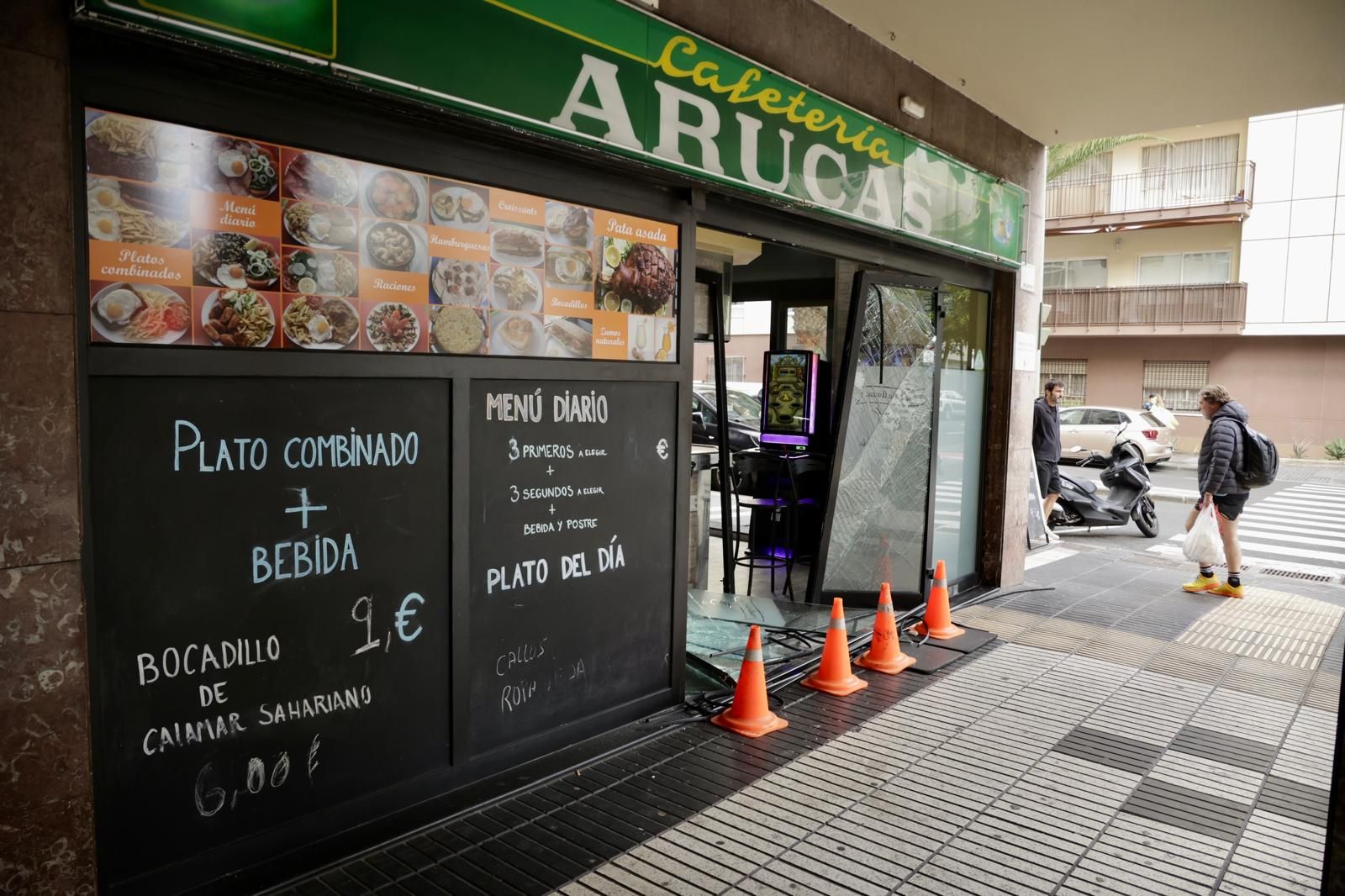 Así quedó una cafetería en la capital grancanaria tras el intento de robo con alunizaje